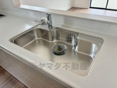 大きなお鍋も楽々洗える幅の広いシンクです＾＾ステンレスシンクなので簡単にお掃除できますよ。洗剤やスポンジもすっきりできる収納付き。