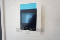 防犯性もばっちり、TVモニター付きインターホン完備。大きなモニターで玄関先を確認できます。録画機能が付いているので不在時の訪問者も確認できて安心です＾＾
