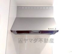 コンロ上には換気扇完備＾＾すぐ横に小窓が設けられているので、換気扇と合わせてWで換気できます＾＾
