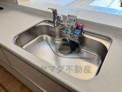 大きなお鍋も楽々洗える幅の広いシンクです＾＾ステンレスシンクなので簡単にお掃除できますよ。