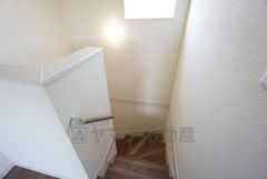 小さなお子様やご高齢の方にも配慮された手摺り付き階段です。