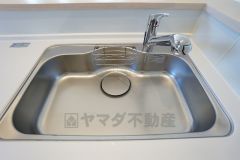 同仕様写真。キッチンシンクは洗剤やスポンジを収納出来るラック付き。広さも確保しているので、大きなお鍋も洗いやすいですね。