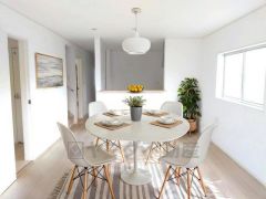 （家具はCGによるイメージとなります） 大きな窓のあるリビングは、陽光あふれる明るい空間です。居心地良く、ご家族皆がゆったり寛げる憩いの空間となりそうです。