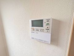 お湯張り、追い炊き、温度調節がボタンで楽々操作できる給湯器リモコンです＾＾忙しい夕飯の準備の時間帯に重宝しますね。