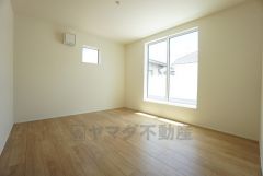 7.5帖。主寝室としてお使いいただけそうなこちらのお部屋は、日当たりが良く、爽やかな風を感じて起きる朝は、快適生活の始まりに。