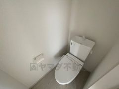 温水洗浄機付トイレです。節水機能もあるので、安心して使えますね。もちろん、1階2階の2ヶ所にトイレがあるので、忙しい朝にもゆとりができますね。