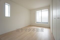 寛ぎの時間を紡ぎだす主寝室は、大型ベッドを置いても余裕の広さを確保しています。