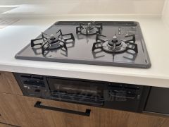 3種類の料理が同時に調理できる、3口ガスコンロ。忙しい夕食の支度時間が短縮できて効率よくお料理が楽しめます。