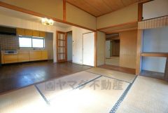 広縁側から見た内観。家族がどこに居ても声をかけやい開放感もあります。各居室に収納があり、お荷物をすっきりまとめておけます。
