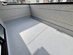 陽当たりの良いバルコニーです。お洗濯やお布団干しはもちろん、日光浴スペースにも。足元は防水工事施工済です。