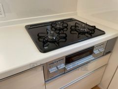 同時にたくさんの料理が調理できる3口コンロ。長時間熱を通しておきたい煮込み料理を作りながら、炒め物など同時進行で進められます。