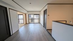 大きな掃き出し窓のあるリビングは、陽光あふれる明るい空間です。ゆったりと寛げる憩いの場となりそうです。