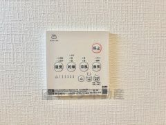 浴室暖房乾燥機には、暖房、乾燥、涼風、換気の4つの機能が付いています。タイマー付きです。換気・雨の日の洗濯も安心です＾＾