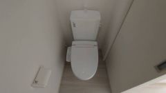 ウォシュレット付きトイレです。1階2階の2ヶ所にトイレがあるので、忙しい朝にもゆとりができますね＾＾