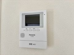 今や必需品となっておりますTVモニター付きインターホンです。録画・再生器のもついており防犯性もばっちりです。キッチン横にありワンタッチで外の方とお話ができますので便利です。