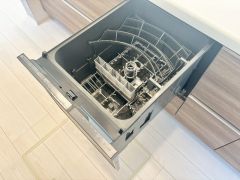 炊事時間を大幅に短縮できる食器洗浄乾燥機付きです＾＾冬場の洗い物による手荒れの悩みも軽減されますね。