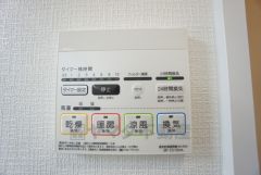 浴室暖房乾燥機には、暖房、乾燥、涼風、換気の4つの機能が付いています。タイマー付きです。換気・雨の日の洗濯も安心です＾＾
