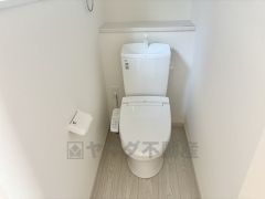 ウォシュレット付きトイレです。1階2階の2ヶ所にトイレがあるので、忙しい朝にもゆとりができますね＾＾ 温水洗浄便座リモコン付き。