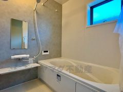 1日の疲れを癒すくつろぎのバスルーム。足を伸ばしてもゆったりと入れるサイズです。お子様と一緒にお風呂に入っても狭くないですね＾＾