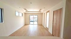 大きな窓のあるリビングは、陽光あふれる明るい空間です。居心地良く、ご家族皆がゆったり寛げる憩いの空間となりそうです。