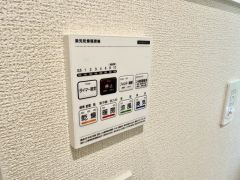 浴室暖房乾燥機には、暖房、乾燥、涼風、換気の4つの機能が付いています。タイマー付きです。雨の日はもちろん、急ぎで洗濯する必要のあるお子様の体操服や、下着類などを乾かすのに便利です。
