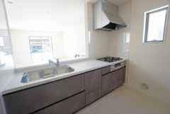 収納も、作業スペースも広々と設けられた使いやすいシステムキッチンです＾＾カウンターキッチンなので、ご家族と会話をしながら楽しくお料理ができます＾＾