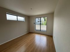 2面採光を確保した明るい室内は、風通しも良く、大変居心地の良い空間となっております。爽やかな風を感じて起きる朝は、快適生活の始まりに。