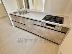 収納も、作業スペースも広々と設けられた使いやすいシステムキッチンです＾＾