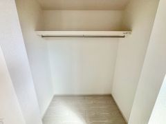大切な衣類やバッグ、お子様の大切な兜や着物などまでたっぷり収納でき、お部屋がスッキリ片付きます＾＾扉がないので出入りもラクラク。お洋服を沢山お持ちのお洒落な奥様も安心＾＾