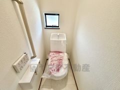 温水洗浄機付トイレです。節水機能もあるので、安心して使えますね。もちろん、1階2階の2ヶ所にトイレがあるので、忙しい朝にもゆとりができますね。