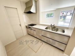 収納も、作業スペースも広々と設けられた使いやすいシステムキッチンです＾＾カウンターキッチンなので、ご家族と会話をしながら楽しくお料理ができます＾＾