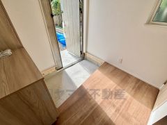 玄関扉から光の差し込む明るい玄関です。