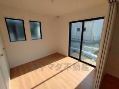 大きめのクローゼットがついた使いやすい洋室です。すっきりと整理整頓できるので気持ちよくすごせます＾＾