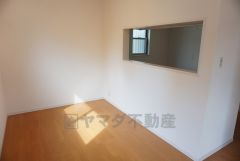 対面式キッチンを中心としたリビングダイニングで家族の会話が弾みそうです。