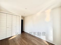 大きめのクローゼットがついた使いやすい洋室です。すっきりと整理整頓できるので気持ちよくすごせます＾＾