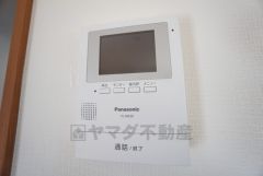 防犯はもちろん、セールスマン対策にもなるモニター付きインターホンです。 来訪者の顔が見えるので安心ですね＾＾