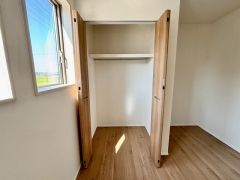 各居室にはハンガーパイプ付きのクローゼットが設けられています。たっぷり収納できるので衣替えの心配もいりませんね＾＾