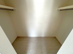大容量のウォークインクローゼット。季節ごとのお洋服全てを収納できるので、衣替えも楽になりますね＾＾