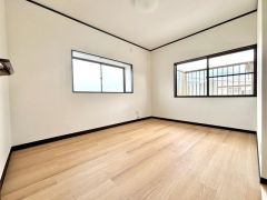 2面採光を確保した明るい室内で、爽やかな風を感じながら目覚める朝は、心地よく一日をスタートできる贅沢なひととき。快適でゆとりある暮らしの始まりにふさわしい住空間です。