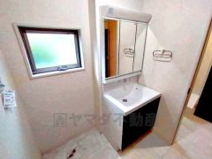 三面鏡にハンドシャワー付きで使いやすい洗面台です＾＾鏡裏と洗面ボウル下に収納付きの洗面台なので、整理整頓ができスッキリと使えます＾＾