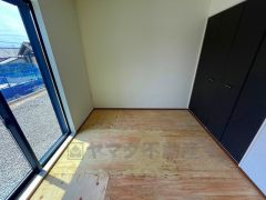 リビングからの続き間として和室をご用意しました。普段はリビングとつなげて開放的なスペースとして、来客時には客間としてお使いいただけます。