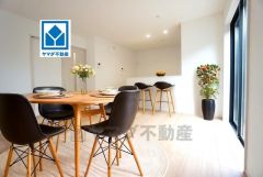 （家具はCGイメージです。）家族が集まる開放的なリビング。思い思いの時間を過ごしたり、家族みんなで食事をしたり、素敵な団らんの場になりますね＾＾