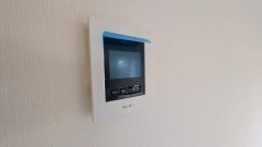今や必需品となっておりますTVモニター付きインターホンです。録画・再生器のもついており防犯性もばっちりです。キッチン横にありワンタッチで外の方とお話ができますので便利です。