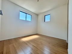 2面採光を確保した明るい室内で、爽やかな風を感じながら目覚める朝は、心地よく一日をスタートできる贅沢なひととき。快適でゆとりある暮らしの始まりにふさわしい住空間です。