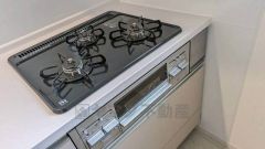 3種類の料理が同時に調理できる、3口ガスコンロ。忙しい夕食の支度時間が短縮できて効率よくお料理が楽しめます。