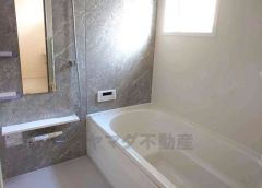 1日の疲れを癒すくつろぎのバスルーム。足を伸ばしてもゆったりと入れるサイズです。お子様と一緒にお風呂に入っても狭くないですね＾＾