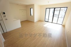 大きな掃き出し窓のあるリビングは、陽光あふれる明るい空間です。ゆったりと寛げる憩いの場となりそうです。 