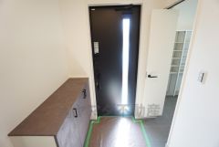 たっぷり収納できるシューズボックスです。家族全員の靴がきれいに整頓できます。棚の上にお花や写真を飾っても良いですね。