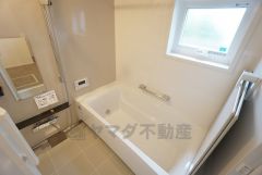1日の疲れを癒すくつろぎのバスルーム。追い焚き機能つきなのでお風呂に入る時間がバラバラでも安心です。