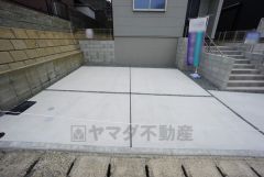 駐車スペースはゆとりある2台分を確保。マイカー用に、お客さま用に、余裕を持ってご利用いただけます。